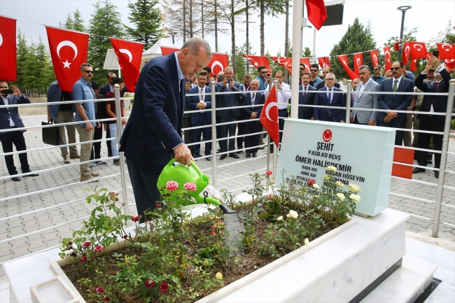 Cumhurbaşkanı Erdoğan Şehit Halisdemir’in kabrini ziyaret etti